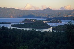 Archipel-des-Comores;-Baie;-Crépuscule;-Forêt;-France;-Îlots;-Kaleidos;-Kaleidos-images;-La-parole-à-limage;-Laurent-Abad;-Mayotte;-Nuages;-Océan-Indien;-Paysage-marin;-Stories-Pictures